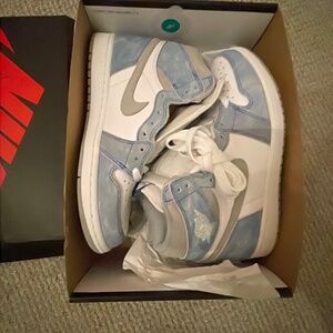 Air Jordan 1 Retro High OG Hyper Royal (2021)